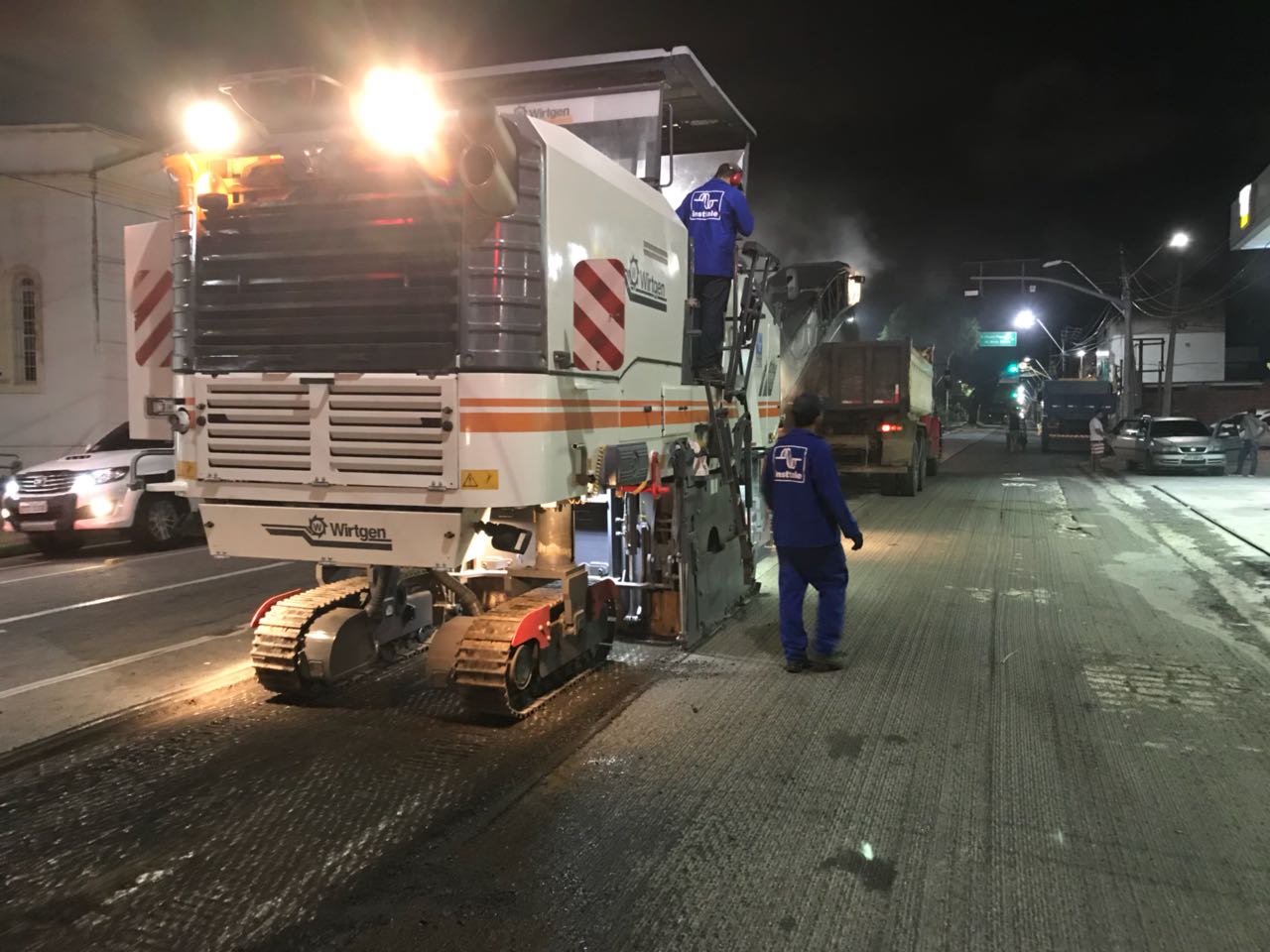 máquina retira asfalto na avenida dom manuel